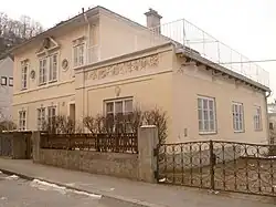 Pigers Haus und Atelier in der Riedenburg, mit von ihm modelliertem Fassadenschmuck.