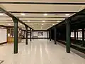 Die repräsentativeren breiteren Stationen, hier Oktogon, weisen je Bahnsteig zwei Säulenreihen auf