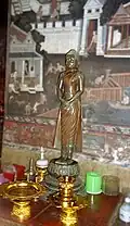 Bild 8: Den Bodhi-Baum betrachtend, Wat Suthat, Bangkok