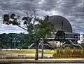 Planetarium und künstlicher See bei bewölktem Himmel