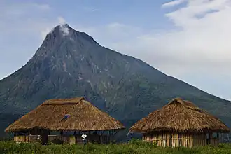 Bukima-Patrouillenposten und Mikeno-Vulkan im Virunga-Nationalpark