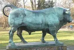 Fritz Boehles Skulptur Schreitender Stier im Frühjahr 2005 im Stadtpark