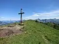 Der Bullerschkopf; das Gipfelkreuz befindet sich nicht genau auf dem höchsten Punkt