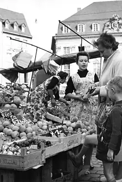 Bonn, Marktstände auf dem Markt, 1957