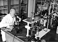 Chemische Untersuchung mit dem Mikroschmelzpunktapparat. Zur ungefähren Arbeitsrichtung für eine Analyse, wenn wenig Untersuchungsmaterial vorhanden ist (1961).