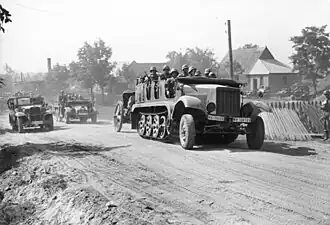Ein Sd.Kfz. 6 („Protz“) beim Ziehen von Artillerie