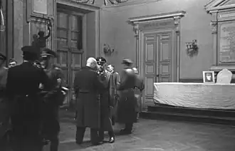 Oberg, Griese, auf dem Tisch ein Bild von Maréchal Pétain