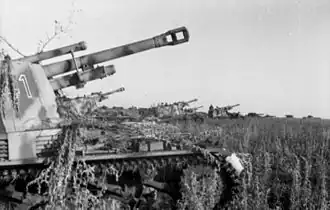 Mehrere GW II für 10,5cm le.FH 18/2 (Sf) Wespe in Feuerstellung, Russland 1943