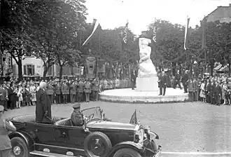 Enthüllung des Mainzer Befreiungsdenkmals. Im Wagen stehend: Reichspräsident von Hindenburg