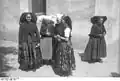 Wendinnen aus Burg nach dem Kirchgang, 1931
