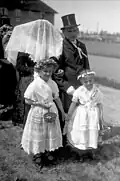Historische Aufnahme eines Brautpaares mit Blumenkindern