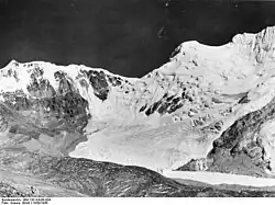 Bergpanorama über zwei Bilder: Oberes Lachungtal mit Dongkya Ri (links), rechts davon die namenlosen Berge 6233&nbsp;m&nbsp;⊙27.98312788.8060956233, 6346&nbsp;m&nbsp;⊙27.962388.8107736346 und 6517&nbsp;m&nbsp;⊙27.94325188.8059666517