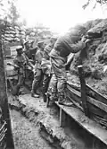 1916: „Frankreich, Kavalleristen im Schützengraben“