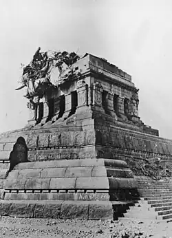 Das zerstörte Reiterstandbild am Deutschen Eck, März 1945