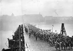 Zurückkehrende deutsche Truppen überqueren über die Schiffbrücke den Rhein, November 1918