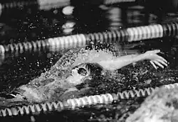 Anja Eichhorst ist auf diesem Schwarzweißfoto im Wettkampf über 50 Meter Rücken.