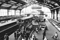 Fernbahn­halle mit West-Berliner S-Bahn-Zug am Fernbahn­steig&nbsp;B, April 1990