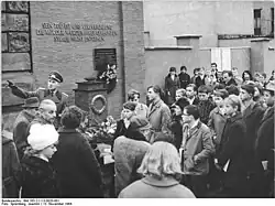 Jugendstunde vor der ersten Gedenkstätte für Huhn an der Zimmerstraße im Jahr 1964
