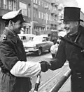 Weiße Armstulpen eines Verkehrspolizisten (in der DDR), zum Sichtbarmachen seiner Armzeichen beim Regeln des Straßenverkehrs
