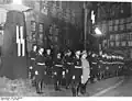 Sogenannte Heinrichs-Feier 1938 in der Zeit des Nationalsozialismus; im Hintergrund links das Rathaus Quedlinburg, rechts das Schuhmachergildehaus und das Haus Breite Straße 53