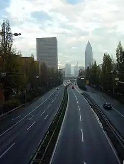 Autobahnende und Übergang als B&nbsp;8 und B&nbsp;44 in den Stadtverkehr