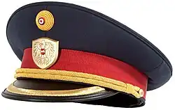 Blaue Tellerkappe mit goldbesticktem Kappenrand eines Leitenden Beamten