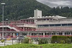 Bundesschulzentrum Wörgl. Räumlich gestaffeltes modulares System gem. mit Fritz Gerhard Mayr. Modellschule im Rahmen des Forschungsauftrags „Vorfertigung im Schulbau“ vom Bundesministerium für Bauten und Technik.