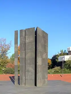 Lichtdurchläs­sige Bündelsäule (1979). Bundes­verwaltungs­amt Köln