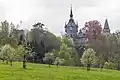 Schloss und Burgruine, links