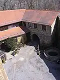 Blick vom Turm in den Innenhof mit Torhaus