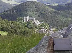 Burg und oberes Dorf, im Vordergrund ein Familien-Gedenkstein