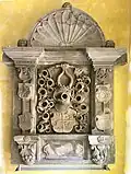 Wappenstein von 1542 des Fürstbischofs in der Eingangshalle von Burg Arnstein