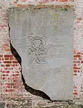 Steinplatte mit Inschrift auf dem Burggelände