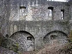 Die stark restaurierte Ostwand der Kernburg
