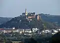 Stadtsilhouette mit erhöht liegendem Kastell links