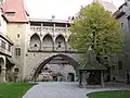Innenhof mit Kaschauer Gang und Ziehbrunnen