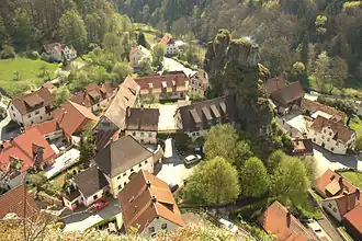 Blick von Burg Oberntüchersfeld auf die Burg Niederntüchersfeld