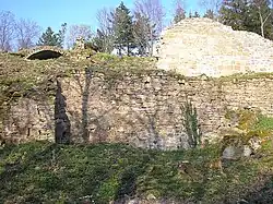 Der Westzwinger mit dem Zisternenturm (links), darüber eines der beiden erhaltenen Kellergewölbe