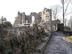 Blick aus dem Ostzwinger auf den Palas. Links das freigelegte Füllmauerwerk der hochmittelalterlichen Ringmauer