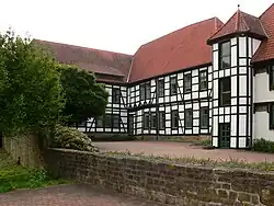 Rückseite des Rathauses und Innenhof der Burg Rehburg als Zweiflügelanlage; rechts der historisierende Turm aus den 1980er Jahren