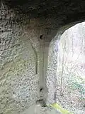 Das linke Gewände des Portals im Torbau mit dem Kanal des Sperrriegels