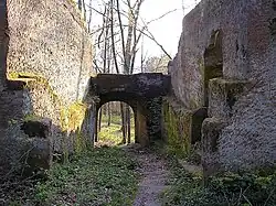 Der Torgang nach Südwesten. Im Hintergrund die Vorburg, rechts einer der beiden Treppenaufgänge. Die Türöffnung scheint nicht vollendet worden zu sein