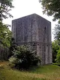 Der zentrale Bergfried von Osten
