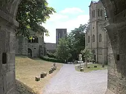 Blick durch das Haupttor in den Burghof. Rechts die neuromanische Burgkapelle