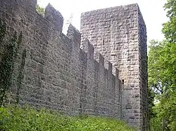 Der Torturm mit der Ringmauer