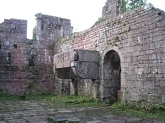 Burg Wildenberg, Palaswand mit Kamin