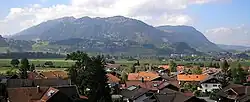 Blick von der Burg Burgberg über den Ort Burgberg zur Hochgratkette mit den Bergen Stuiben, Mittagberg sowie das Immenstädter Horn am Ostrand der nördlichen Kette (v.&nbsp;l.&nbsp;n.&nbsp;r.)