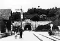 Südportal mit Bahnübergang, Fotografie um 1880