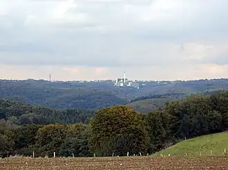 Blick über das Tal der Wupper auf Küllenhahn, rechts die Müllverbrennungsanlage, links der Fernmeldeturm