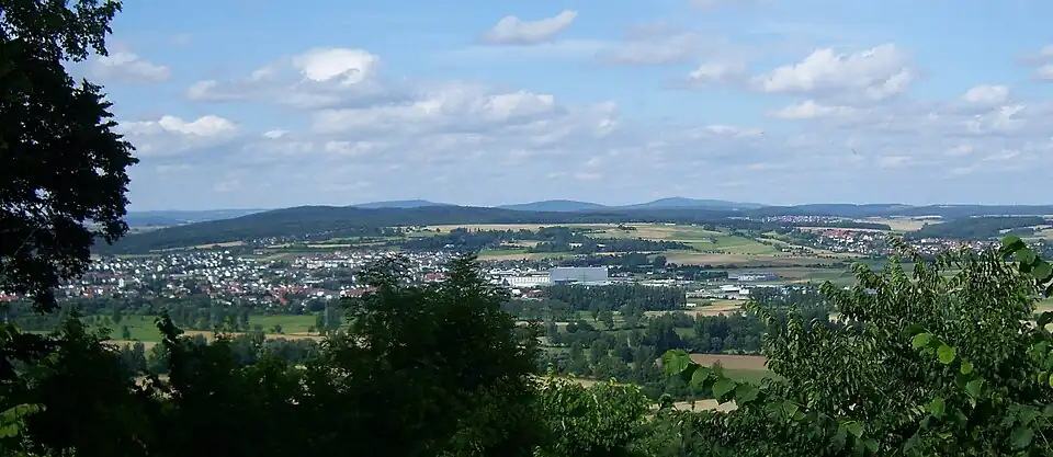 Blick von der Amöneburg auf die Gilserberger Höhen mit dem 379 m hohen Burgholz (links) und auf den dahinter liegenden Kellerwald mit dem 657 m hohen Hohen Lohr (links, Fernsehturm), dem 585 m hohen Jeust (Mitte) und dem 675 m hohen Wüstegarten (rechts). Links im Vordergrund die Stadt Kirchhain.